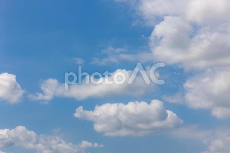 夏の青空に浮かぶ白い雲の背景 空,青空,夏の写真素材