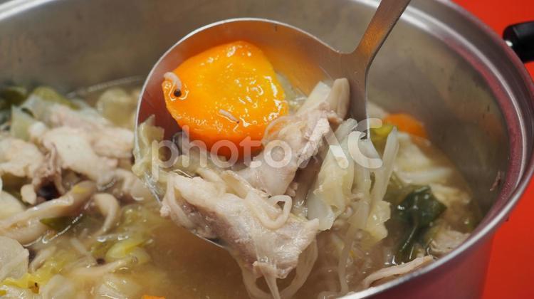家庭料理・豚骨醤油鍋（食べるシーン） 豚骨醤油鍋,豚肉,鍋料理の写真素材