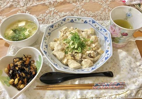 麻婆豆腐丼 麻婆豆腐丼 麻婆豆腐,麻婆丼,中華の写真素材