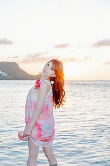 海外サンセット女性イメージ 20代,夏休み,海辺の写真素材