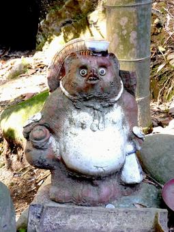 北鎌倉・浄智寺境内に佇む信楽焼タヌキ1 北鎌倉・浄智寺境内に佇む信楽焼タヌキ1 たぬき,焼き物,瀬戸ものの写真素材