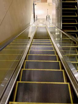 下りエスカレーター 下りエスカレーター エスカレーター,移動,エントランスの写真素材