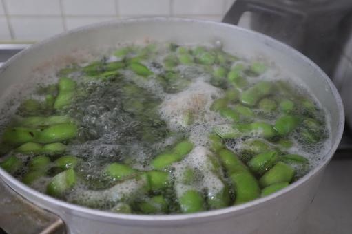 大きな鍋で枝豆を湯がく風景 大きな鍋で枝豆を湯がく風景 大きな,鍋,枝豆の写真素材