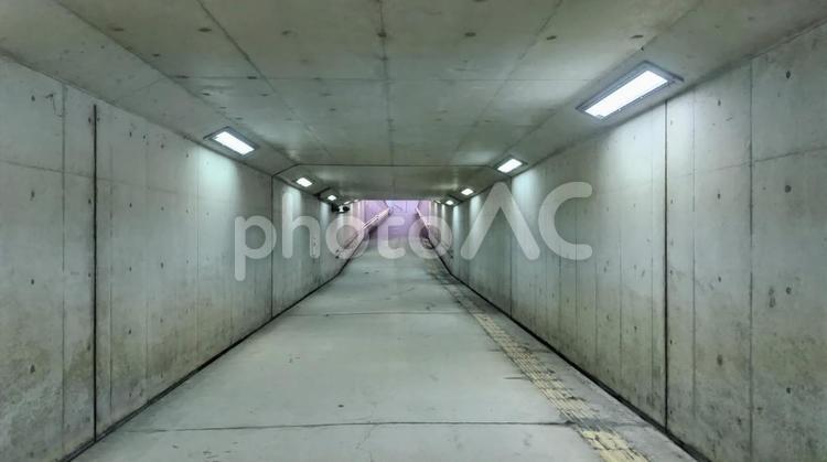 地下道からの出口（夕方） 地下道,夕やけ,コンクリートの写真素材