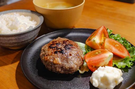 ハンバーグの夕食 ハンバーグの夕食の写真