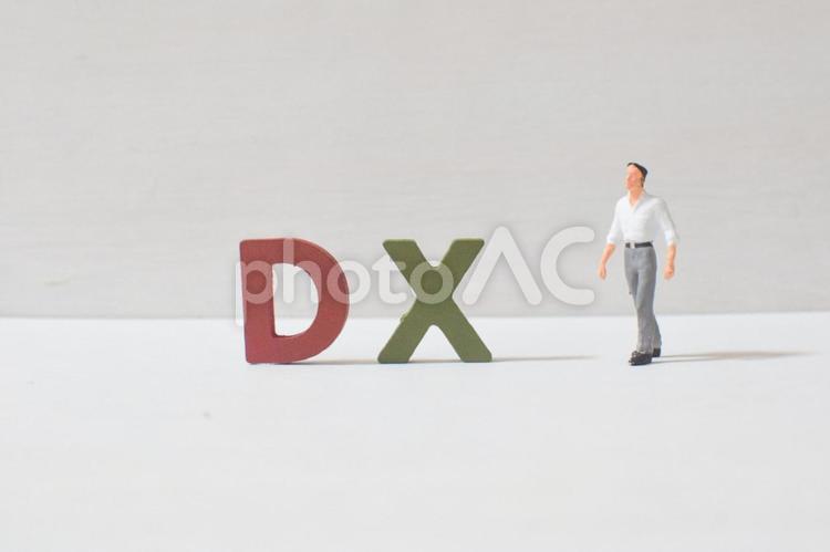 DXの文字の横にビジネスパーソン② dx,デジタルトランスフォーメーショ,it化の写真素材