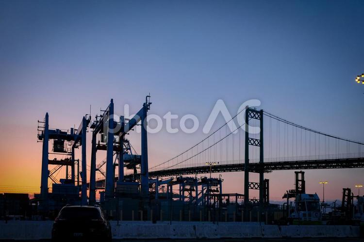 橋と夕日 橋,夕日,港の写真素材