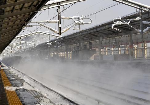 雪煙を上げて通過する新幹線 雪煙を上げて通過する新幹線 新幹線,雪,冬の写真素材