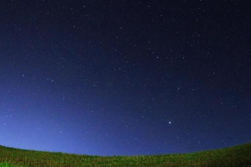 背景素材/夜の河川堤防と星空 背景素材/夜の河川堤防と星空 星空,星,夜景の写真素材