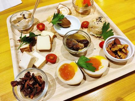 お洒落な木皿に乗ったおつまみ お洒落な木皿に乗ったおつまみ おつまみ,料理,食べ物の写真素材
