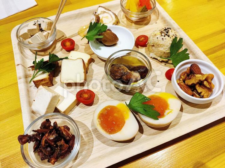 お洒落な木皿に乗ったおつまみ おつまみ,料理,食べ物の写真素材