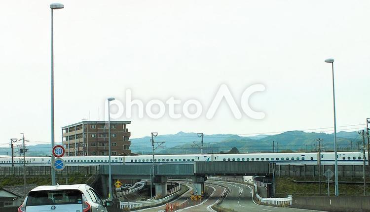 新幹線列車が走り行く高架橋の立体交差 新幹線,列車,客車の写真素材
