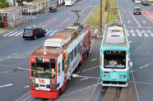 すれ違う路面電車 豊橋駅前 すれ違う路面電車 豊橋駅前 路面電車,市電,線路の写真素材