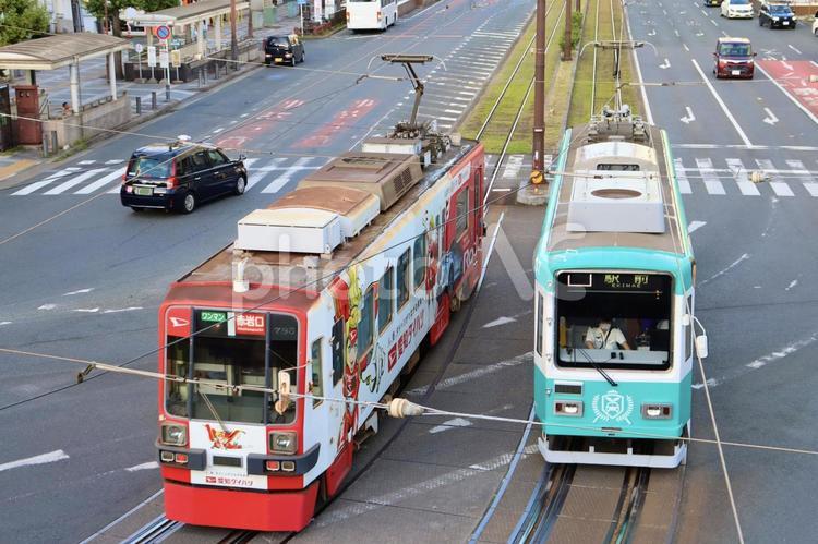 すれ違う路面電車　豊橋駅前 路面電車,市電,線路の写真素材
