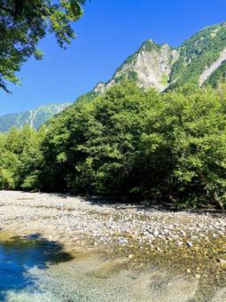 梓川の清流と明神岳の連峰 梓川の清流と明神岳の連峰 上高地,梓川,河川の写真素材