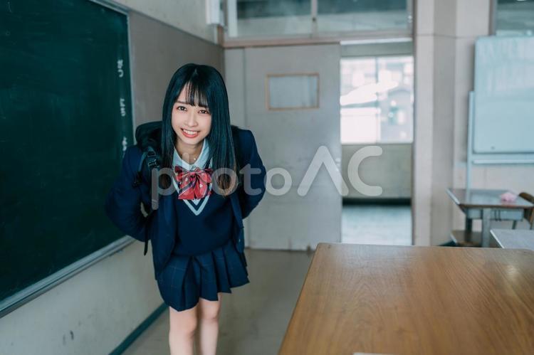 楽しそうに笑顔で見つめてくる女子高校生 女子高校生,高校生,学生の写真素材