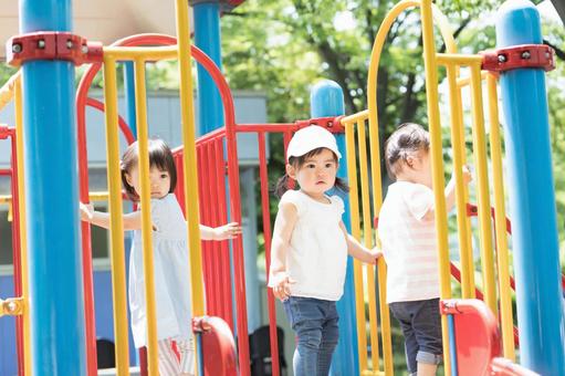 遊具で遊ぶ子供 遊具で遊ぶ子供 の写真