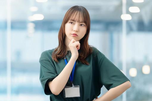 考えごとをする女性・ビジネスウーマン 女性,考える,悩むの写真素材