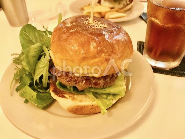 クラシックバーガー クラシックバーガー,ハンバーガー,フライドポテトの写真素材
