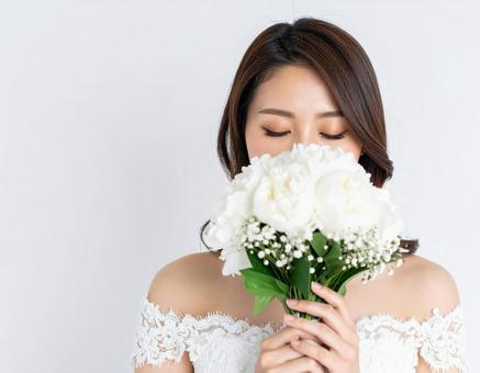 ウエディングドレスを着た女性 白い花23 ウエディングドレスを着た女性 白い花23の写真