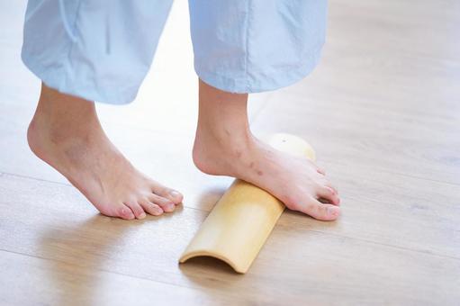 青竹踏みをする片足 青竹踏み,踏む,足元の写真素材