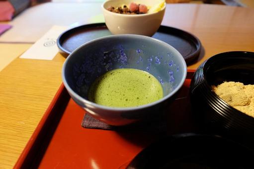 赤い盆と抹茶、わらびもちなどの軽食セット 赤い盆と抹茶、わらびもちなどの軽食セット 抹茶,緑,グリーンティーの写真素材