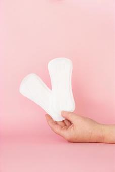 2枚の生理用ナプキンを持つ手 生理,月経,手の写真素材