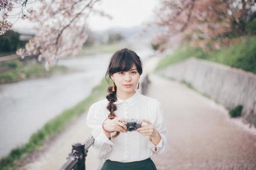 小櫻和一個穿白襯衫的女人拿著相機 小櫻和一個穿白襯衫的女人拿著相機