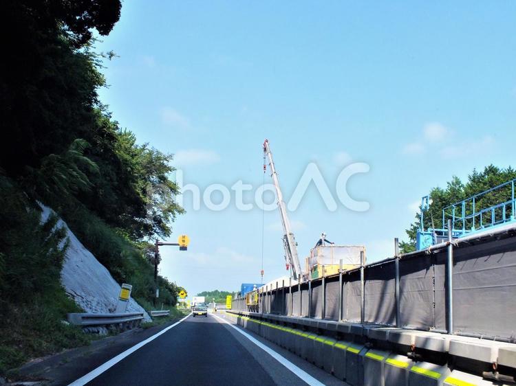 高く伸びた移動式クレーン　道路工事中 クレーン,移動式クレーン,工事の写真素材