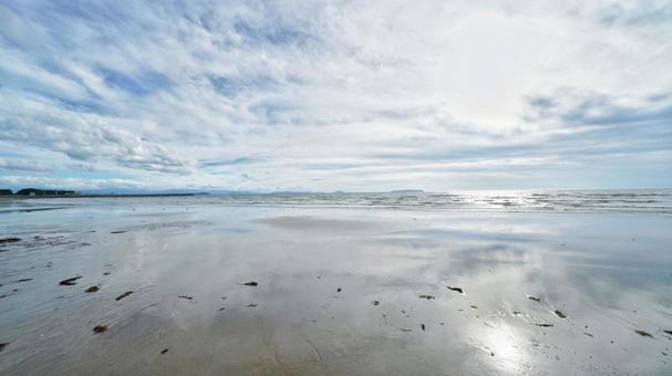 海辺さんぽ かがみの海,福間海岸,海の写真素材