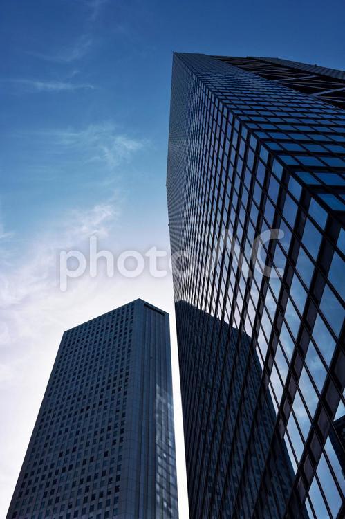 新宿の超高層ビルを見上げる 超高層ビル,東京都新宿区,街並みの写真素材