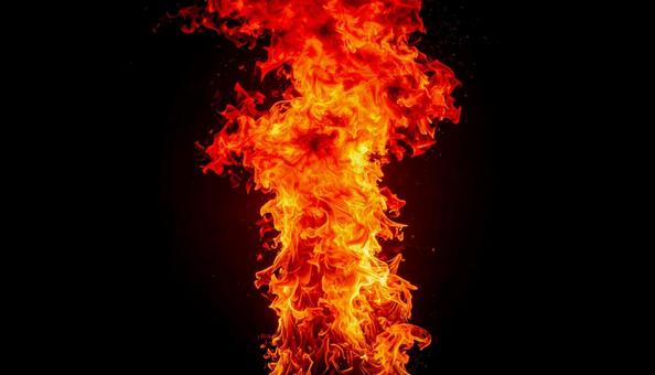 黒背景に浮かぶ赤い炎の柱 黒背景に浮かぶ赤い炎の柱の写真