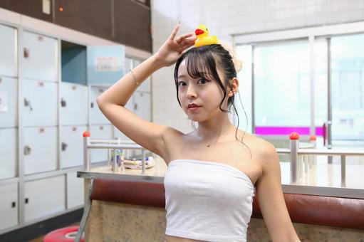 お風呂上りにおもちゃで遊ぶ女性 女性,風呂,温泉の写真素材