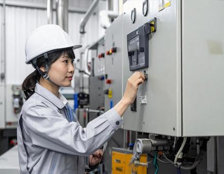 設備を操作・点検する女性作業員のイメージ 設備を操作・点検する女性作業員のイメージの写真