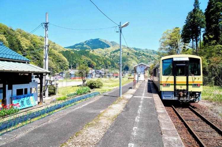 木次線下久野駅の駅ナカ農園と列車 木次線,鉄道,雲南の写真素材