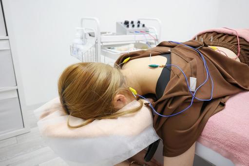 電気鍼 鍼治療を受ける女性 電気鍼 鍼治療を受ける女性 鍼鍼灸,治療院,電気鍼の写真素材