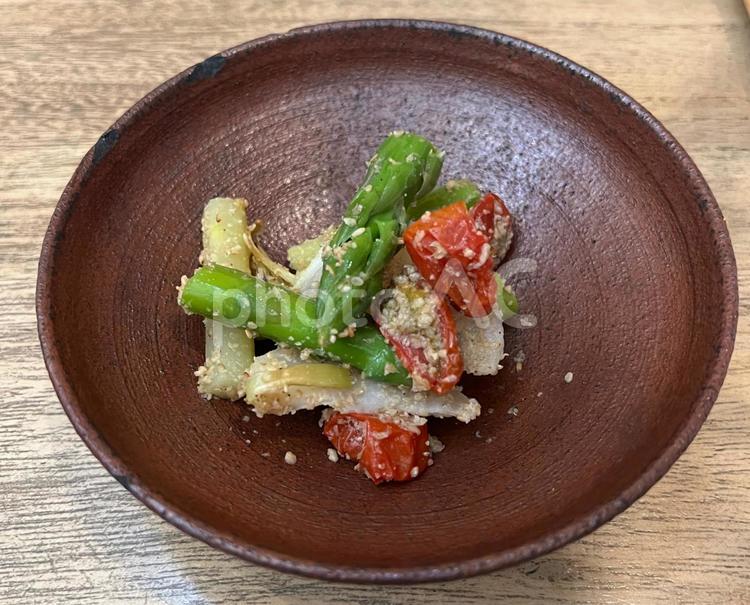 グリーンアスパラと焼き蕪の胡麻和え 食事,食べ物,一人前の写真素材