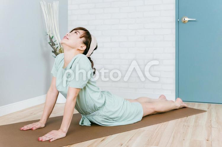 家でヨガをするおしゃれな日本人女性 ヨガ,背筋,女性の写真素材