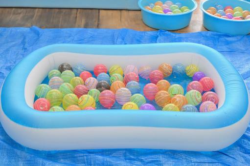 夏祭りのヨーヨー釣りのイメージ 夏祭りのヨーヨー釣りのイメージ ヨーヨー,水風船,子供用プールの写真素材