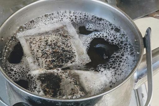 麦茶パックを入れ煮出しているところ 麦茶パックを入れ煮出しているところ 麦茶パック,煮出し,沸騰の写真素材