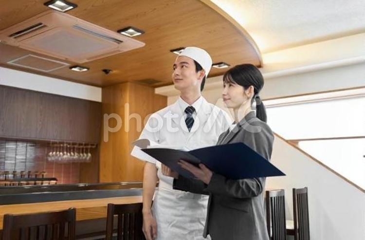 飲食店の案内をするビジネスウーマン 飲食店,女性,ビジネスウーマンの写真素材