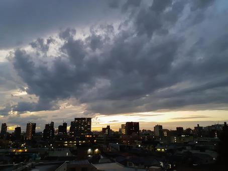 都会 高所より 夕焼けと雲 都会 高所より 夕焼けと雲 空,雲,夕焼けの写真素材