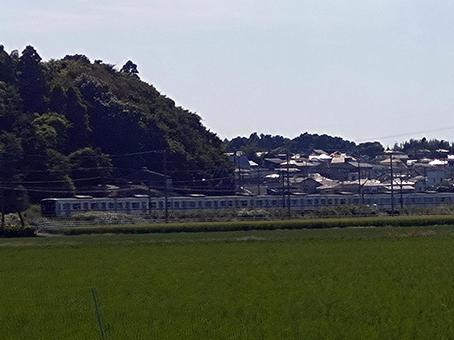 広場を通る電車01 広場を通る電車01 電車,広場,景色の写真素材