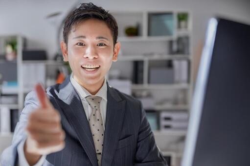 親指を立てるビジネスマン デスクワーク,男性,ビジネスの写真素材