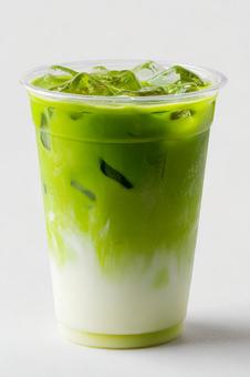 透明なカップで楽しむ、冷たい抹茶ラテ 透明なカップで楽しむ、冷たい抹茶ラテの写真