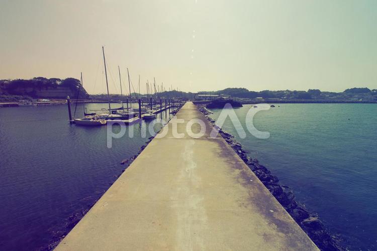 まっすぐ伸びる防波堤を海側より 防波堤,まっすぐ,伸びるの写真素材