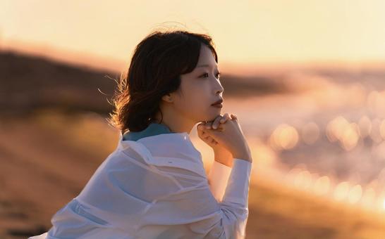 夏の夕暮れにたたずむ女性 夏の夕暮れにたたずむ女性 夏,夕日,夕方の写真素材