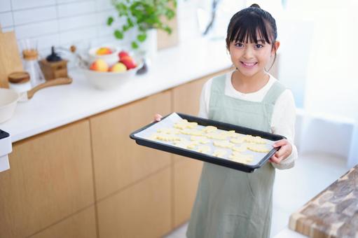 手作りクッキーを見せる子どもの笑顔 女の子,日本人,クッキーの写真素材