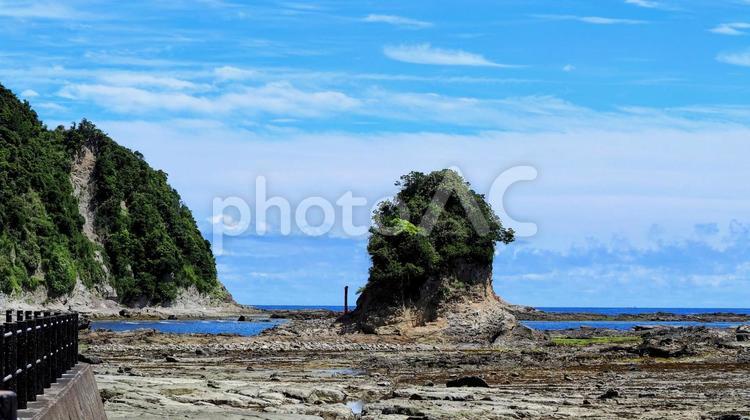 夏の鯛ノ浦・海岸の岩礁＆弁天島（鴨川市） 夏,鯛の浦,弁天島の写真素材