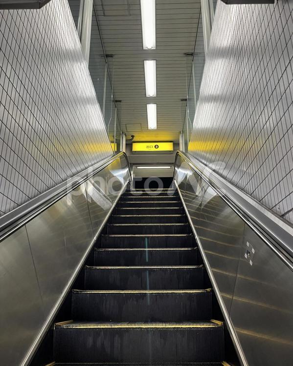 駅のエスカレーターと出口の案内板 駅,エスカレーター,地下鉄の写真素材